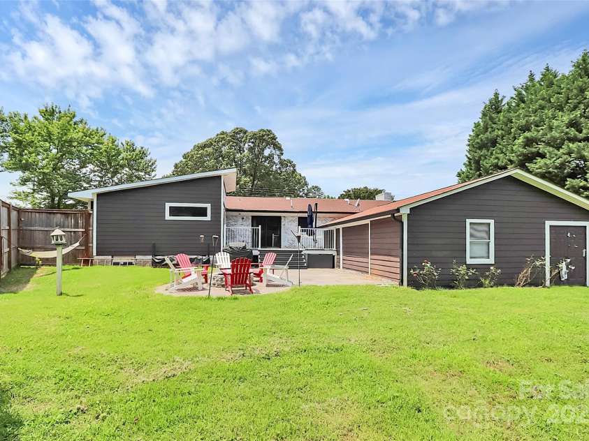 9808 Washam Potts Road, Cornelius, NC 28031.  MLS# CAR4227538, YatesRealty ID 22739. 