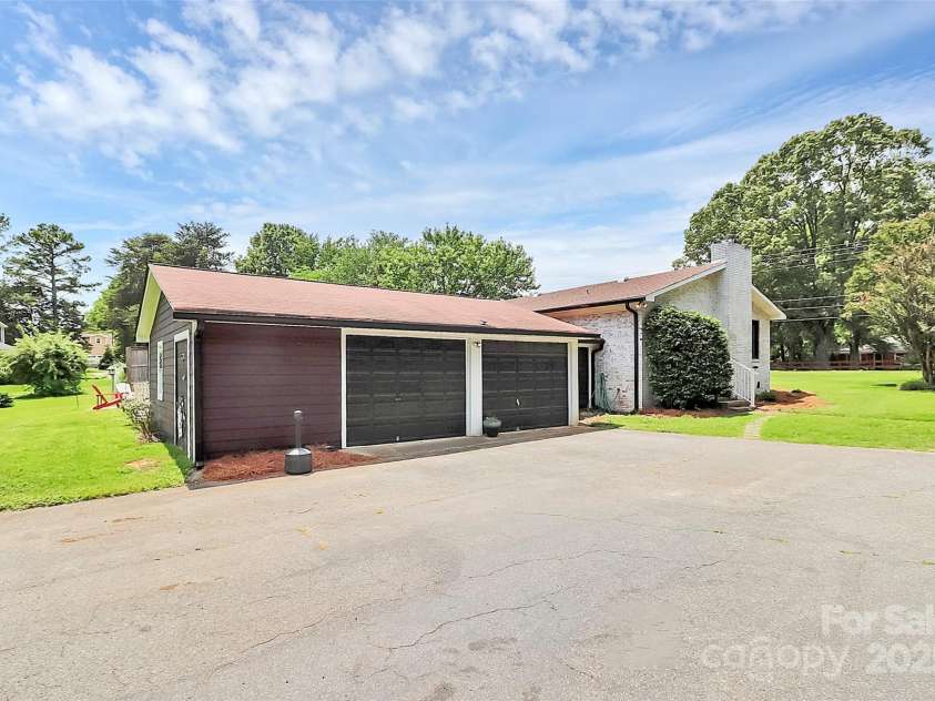 9808 Washam Potts Road, Cornelius, NC 28031.  MLS# CAR4227538, YatesRealty ID 22739. 