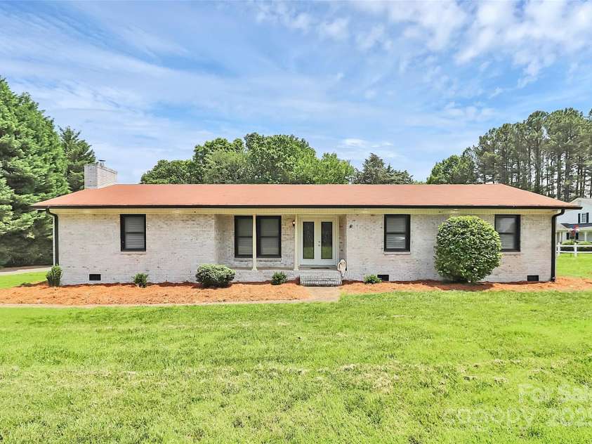 9808 Washam Potts Road, Cornelius, NC 28031.  MLS# CAR4227538, YatesRealty ID 22739. 