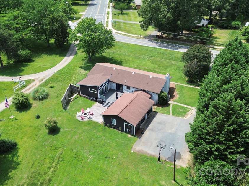 9808 Washam Potts Road, Cornelius, NC 28031.  MLS# CAR4227538, YatesRealty ID 22739. 