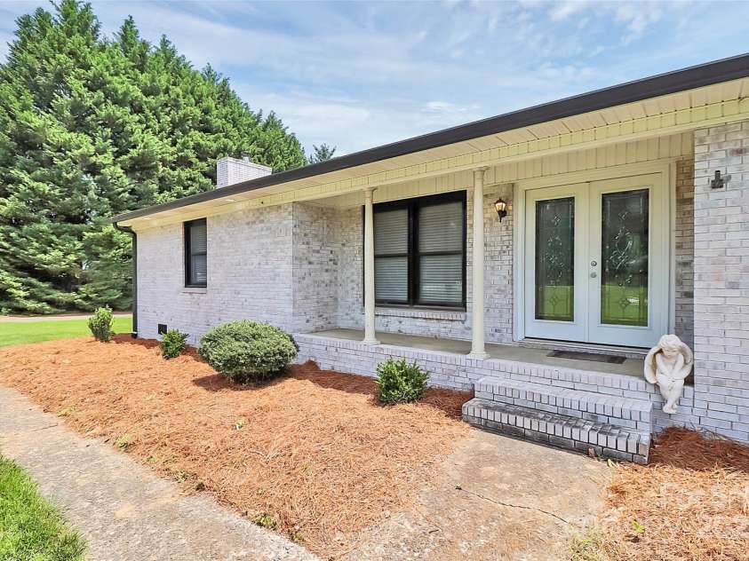 9808 Washam Potts Road, Cornelius, NC 28031.  MLS# CAR4227538, YatesRealty ID 22739. 