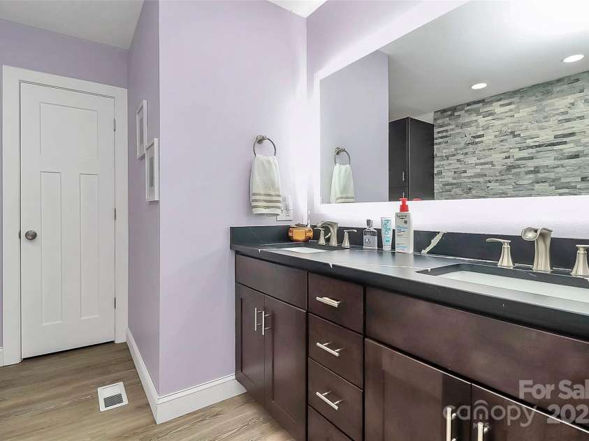 9808 Washam Potts Road, Cornelius, NC 28031.  MLS# CAR4227538, YatesRealty ID 22739. 