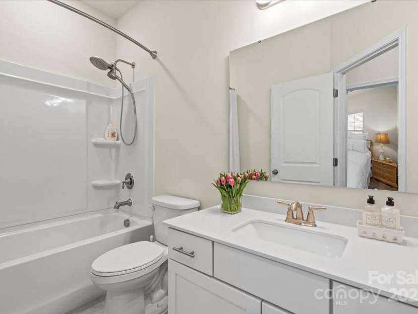 15018 Camus Court, Charlotte, NC 28227.  MLS# CAR4239703, YatesRealty ID 22741. Main Bath