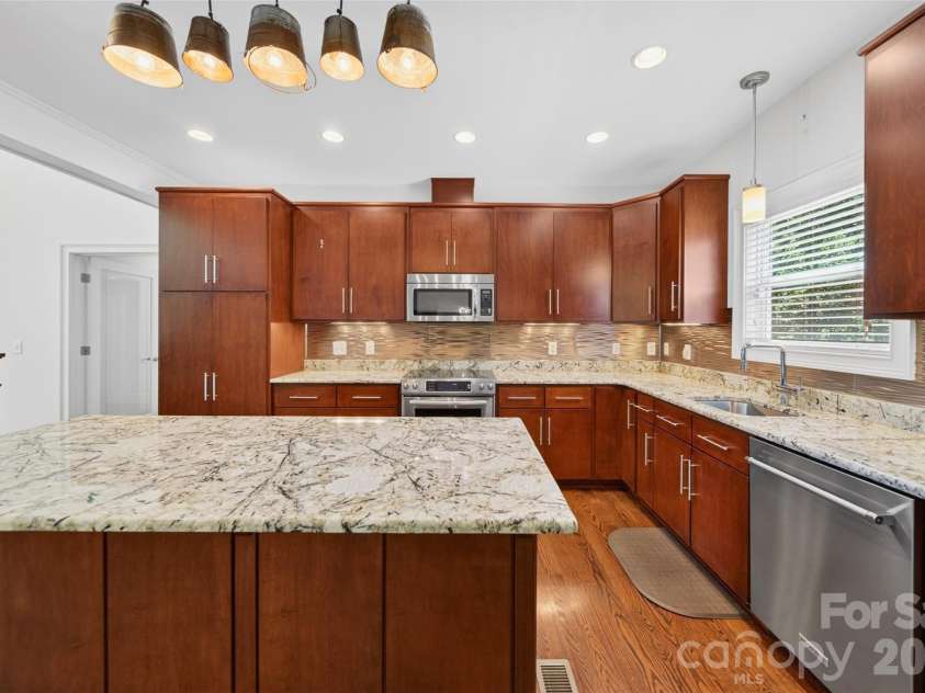 2977 Cabin Creek Drive, Catawba, NC 28609.  MLS# CAR4381953, YatesRealty ID 22742. Gorgeous custom kitchen with granite countertops