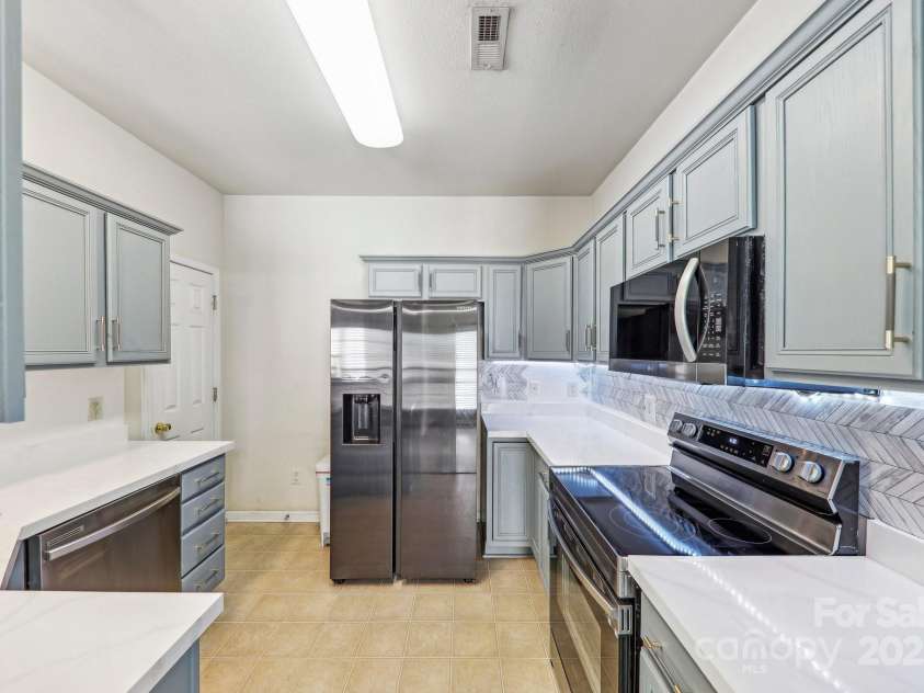 8259 Carob Tree Lane, Charlotte, NC 28215.  MLS# CAR4252729, YatesRealty ID 22743. 