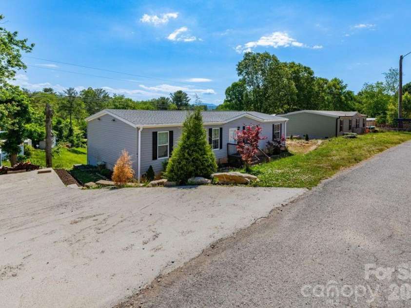 84 Hazelwood Road, Asheville, NC 28806.  MLS# CAR4381398, YatesRealty ID 22743. 