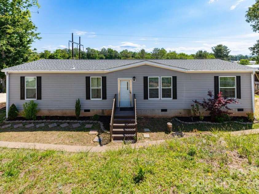 84 Hazelwood Road, Asheville, NC 28806.  MLS# CAR4381398, YatesRealty ID 22743. 