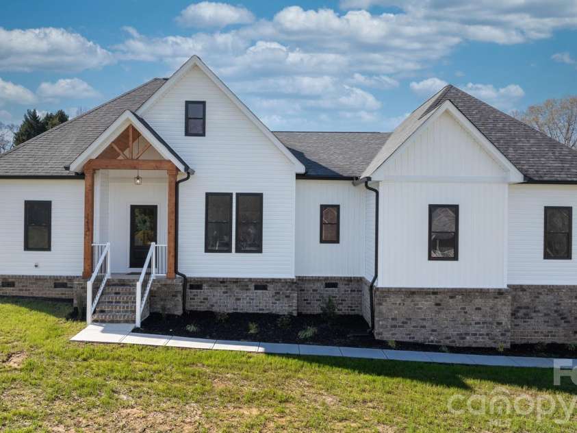 1213 Creekside Drive, Conover, NC 28613.  MLS# CAR4357699, YatesRealty ID 22746. 