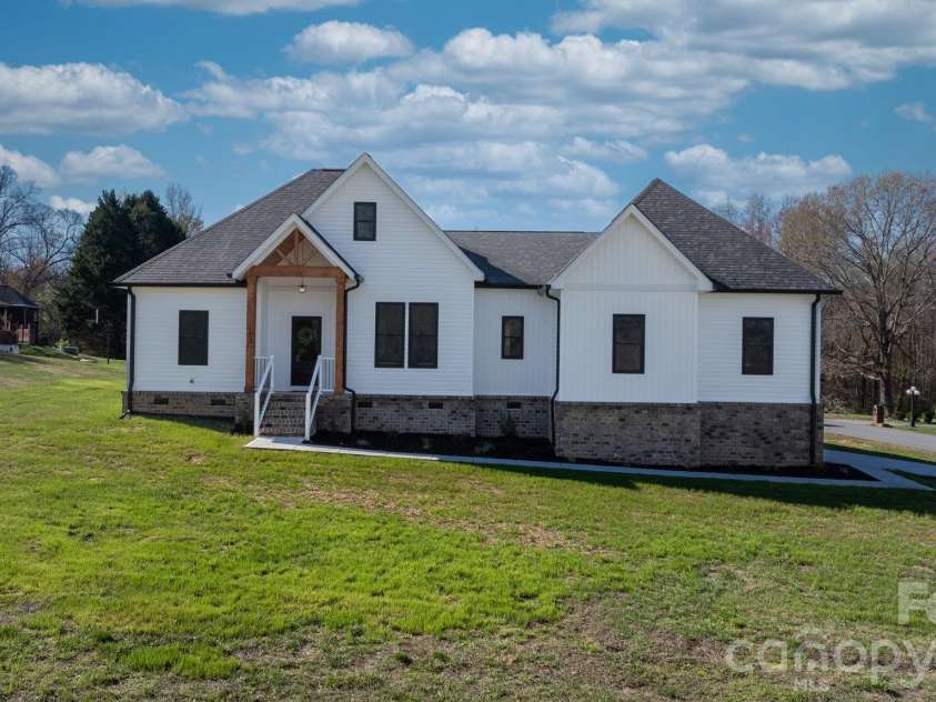1213 Creekside Drive, Conover, NC 28613.  MLS# CAR4357699, YatesRealty ID 22746. 