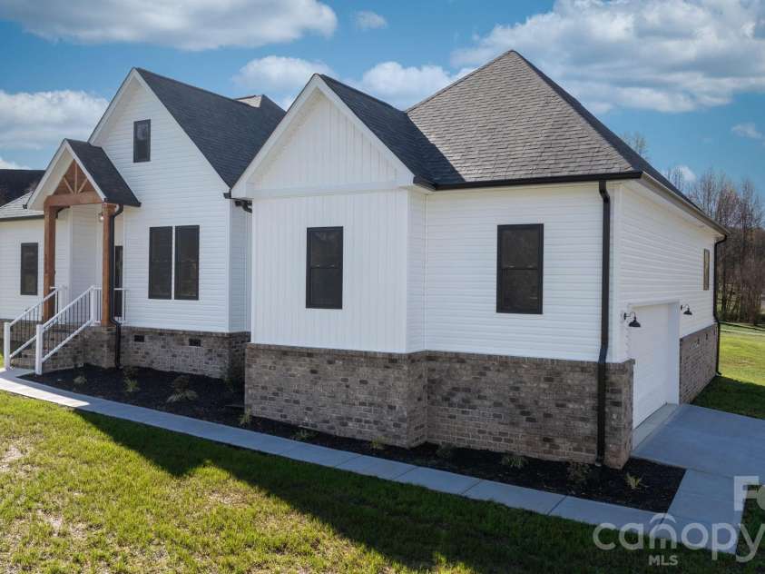 1213 Creekside Drive, Conover, NC 28613.  MLS# CAR4357699, YatesRealty ID 22746. 