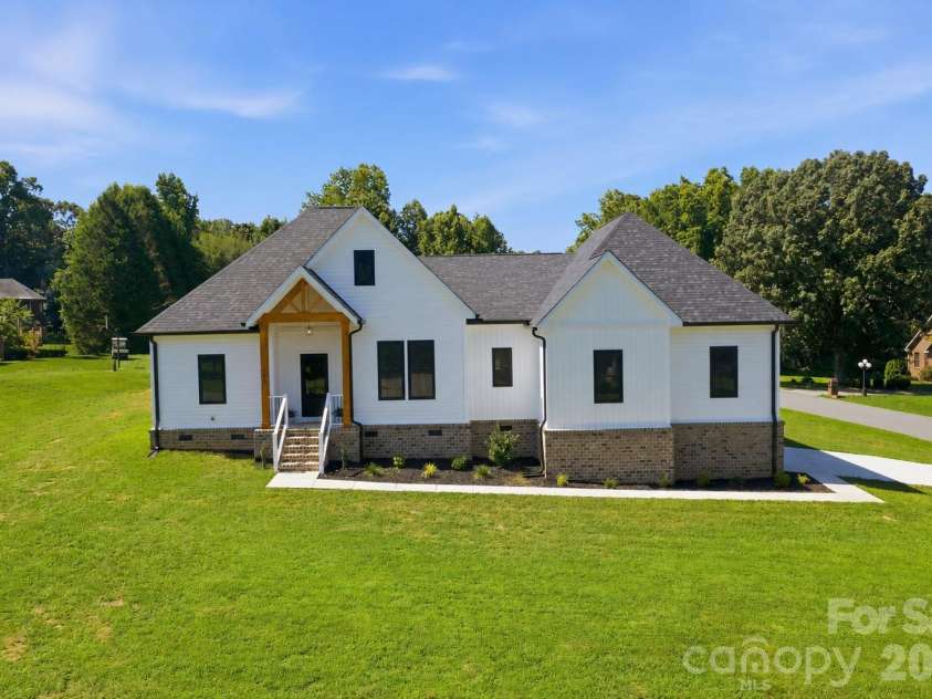 1213 Creekside Drive, Conover, NC 28613.  MLS# CAR4404512, YatesRealty ID 22746. 