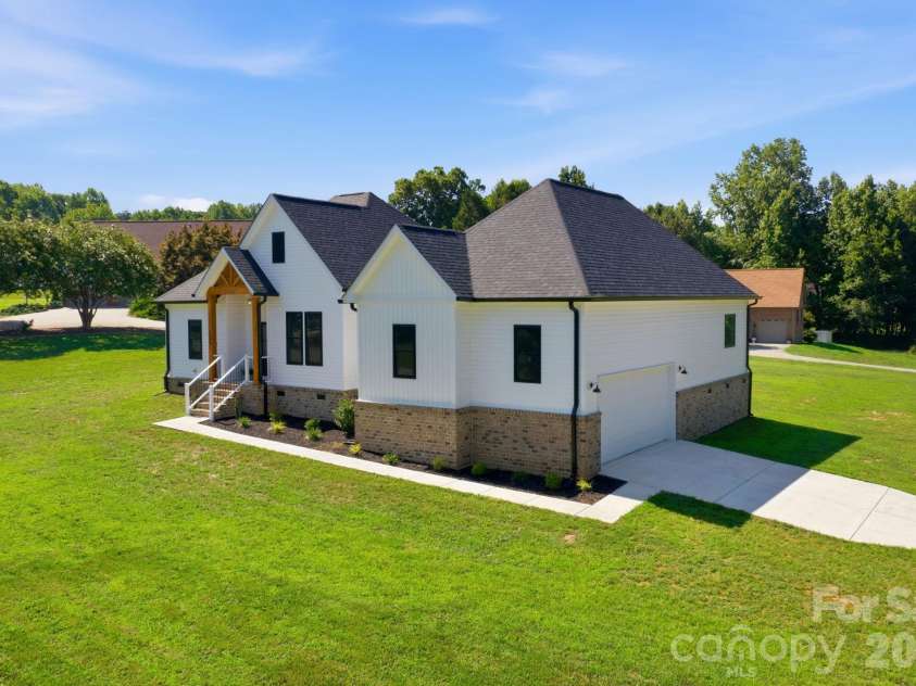 1213 Creekside Drive, Conover, NC 28613.  MLS# CAR4404512, YatesRealty ID 22746. 