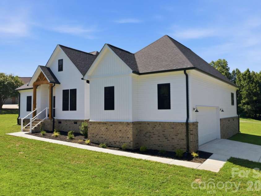 1213 Creekside Drive, Conover, NC 28613.  MLS# CAR4404512, YatesRealty ID 22746. 