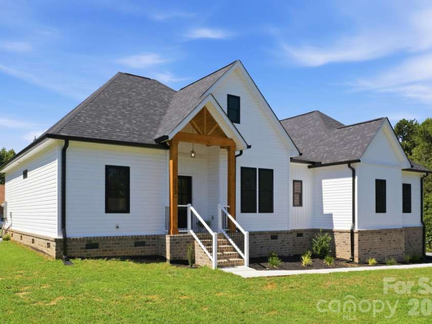 1213 Creekside Drive, Conover, NC 28613.  MLS# CAR4404512, YatesRealty ID 22746. 