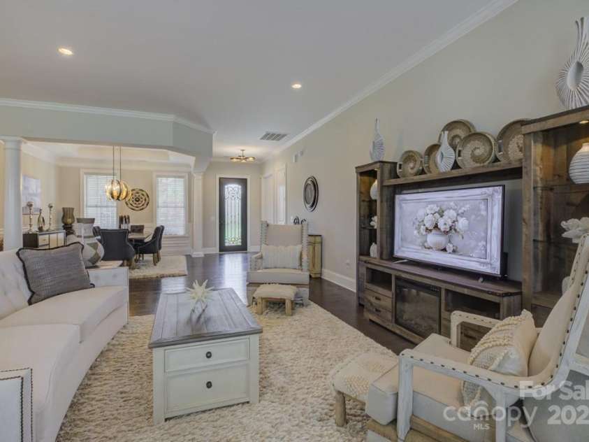 14503 Crest Court, Charlotte, NC 28278.  MLS# CAR4258571, YatesRealty ID 22747. 