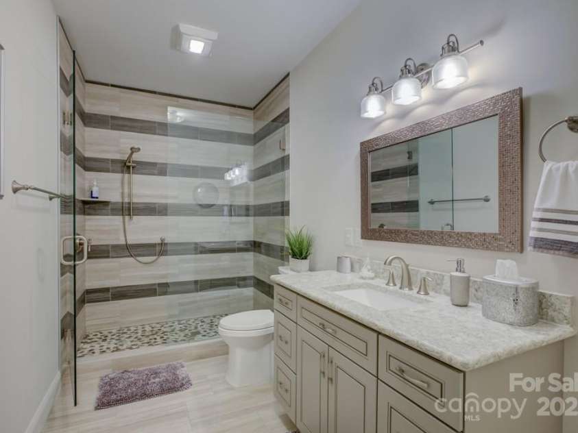 14503 Crest Court, Charlotte, NC 28278.  MLS# CAR4258571, YatesRealty ID 22747. Bathroom 