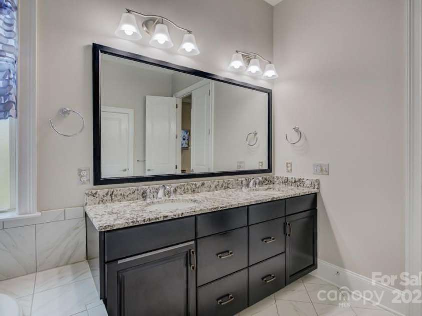 14503 Crest Court, Charlotte, NC 28278.  MLS# CAR4258571, YatesRealty ID 22747. Luxury primary bath room