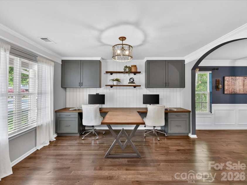 19040 Oakhurst Boulevard, Cornelius, NC 28031.  MLS# CAR4373641, YatesRealty ID 22748. Versatile living/flex space with custom built-in desks and cabinetry, perfect for a stylish home office, study area, or additional entertaining space.