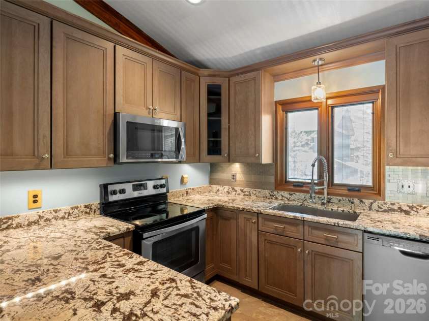 408 Windswept Drive, Asheville, NC 28801.  MLS# CAR4374241, YatesRealty ID 22750. 