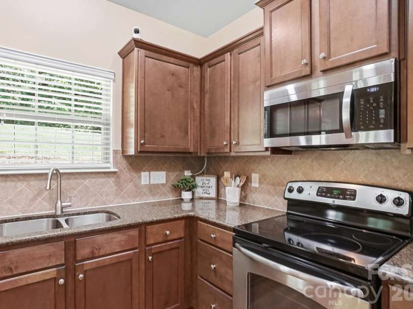6144 Silver Chime Way, Huntersville, NC 28078.  MLS# CAR4379703, YatesRealty ID 22751. Kitchen View