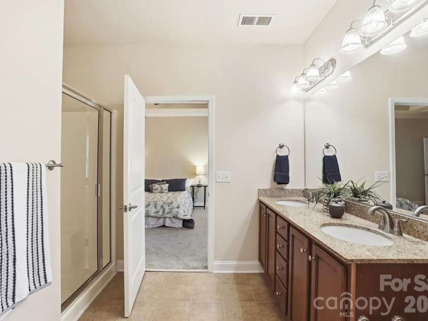 6144 Silver Chime Way, Huntersville, NC 28078.  MLS# CAR4379703, YatesRealty ID 22751. Primary Bath View