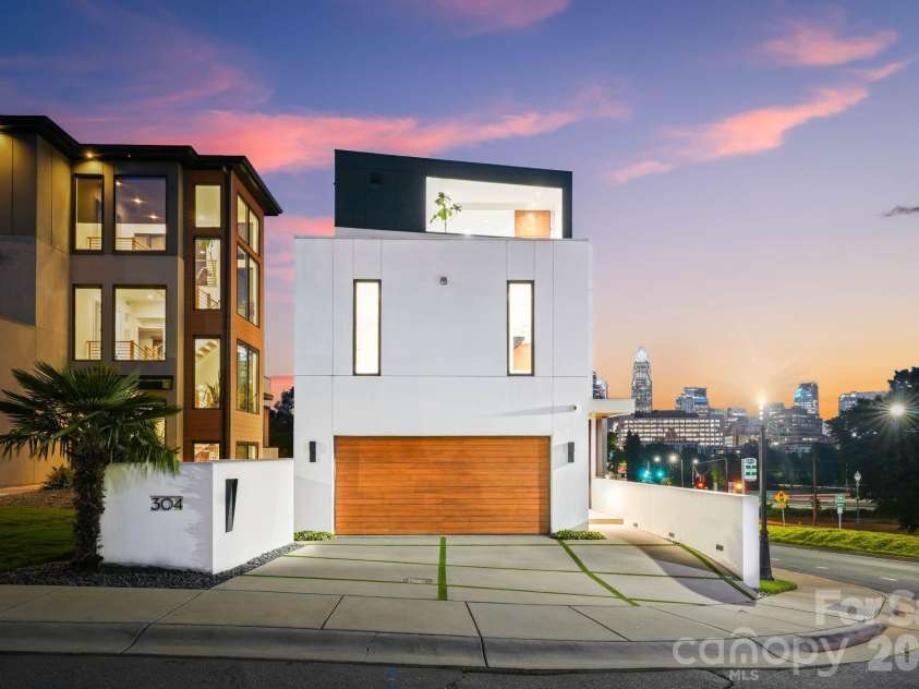 304 Frazier Avenue, Charlotte, NC 28216.  MLS# CAR4380694, YatesRealty ID 22752. Dramatic architectural elements including a one-foot-thick concrete wall.
