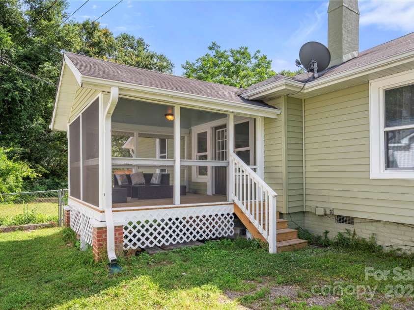 124 Marion Street, Clover, SC 29710.  MLS# CAR4270324, YatesRealty ID 22754. 