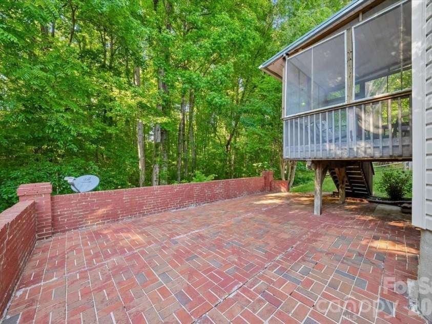 2520 Thornfield Road, Charlotte, NC 28273.  MLS# CAR4381787, YatesRealty ID 22754. 