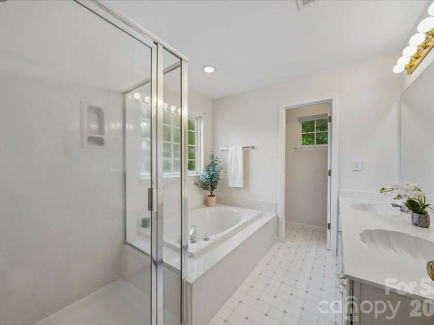 2520 Thornfield Road, Charlotte, NC 28273.  MLS# CAR4381787, YatesRealty ID 22754. Primary Bath