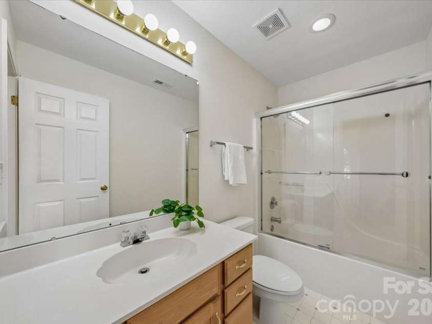 2520 Thornfield Road, Charlotte, NC 28273.  MLS# CAR4381787, YatesRealty ID 22754. Upstairs Hall Bath