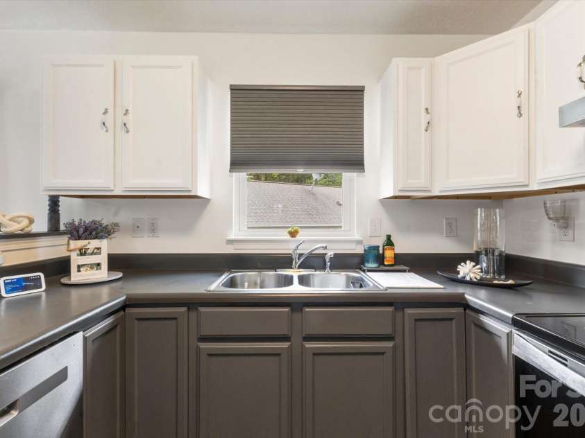 100 Victoria Springs Drive, Flat Rock, NC 28731.  MLS# CAR4411140, YatesRealty ID 22755. 