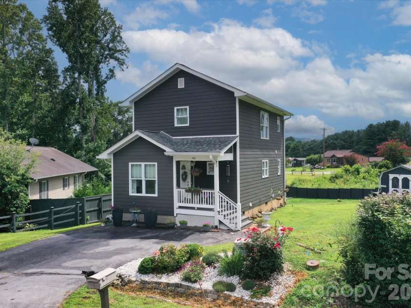 100 Victoria Springs Drive, Flat Rock, NC 28731.  MLS# CAR4411140, YatesRealty ID 22755. 