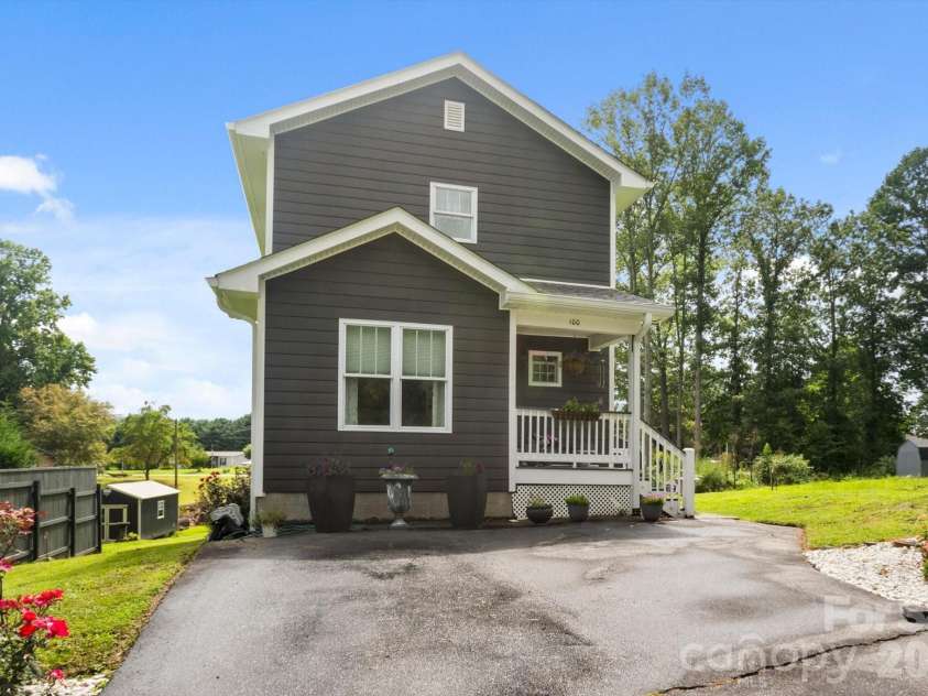 100 Victoria Springs Drive, Flat Rock, NC 28731.  MLS# CAR4411140, YatesRealty ID 22755. 