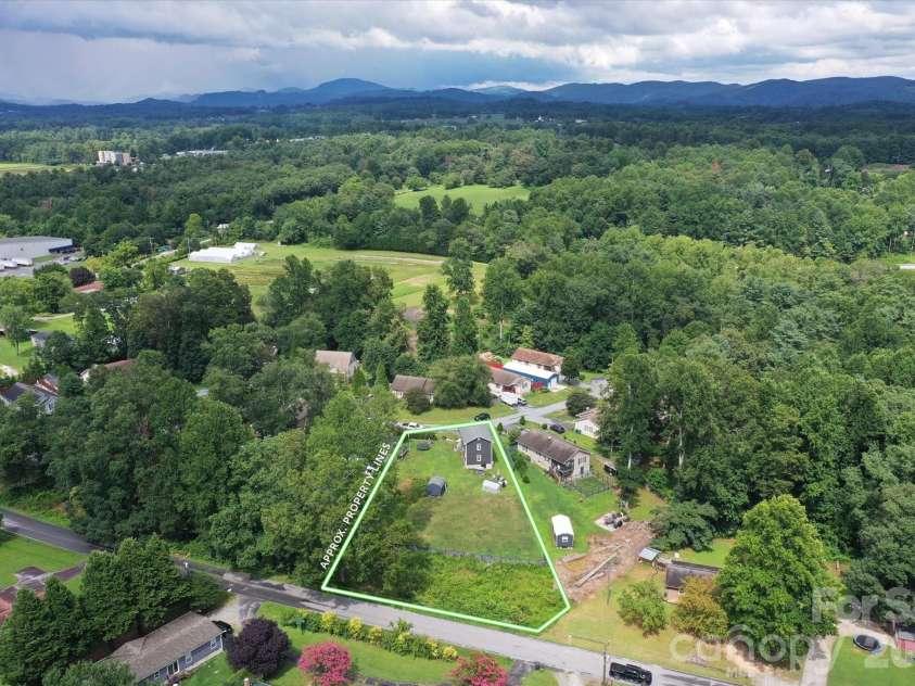 100 Victoria Springs Drive, Flat Rock, NC 28731.  MLS# CAR4411140, YatesRealty ID 22755. 