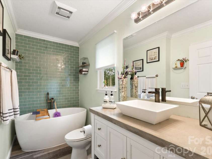 100 Victoria Springs Drive, Flat Rock, NC 28731.  MLS# CAR4411140, YatesRealty ID 22755. Upstairs Bath