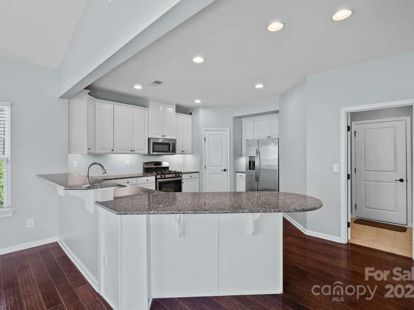 321 Almora Loop, Mooresville, NC 28115.  MLS# CAR4269481, YatesRealty ID 22755. Gourmet kitchen with white maple cabinets, granite countertops and walk-in pantry