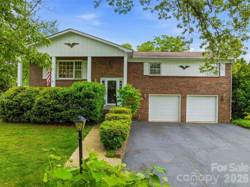 208 Applecross Lane, Hendersonville, NC 28791.  MLS# CAR4381459, YatesRealty ID 22756. 