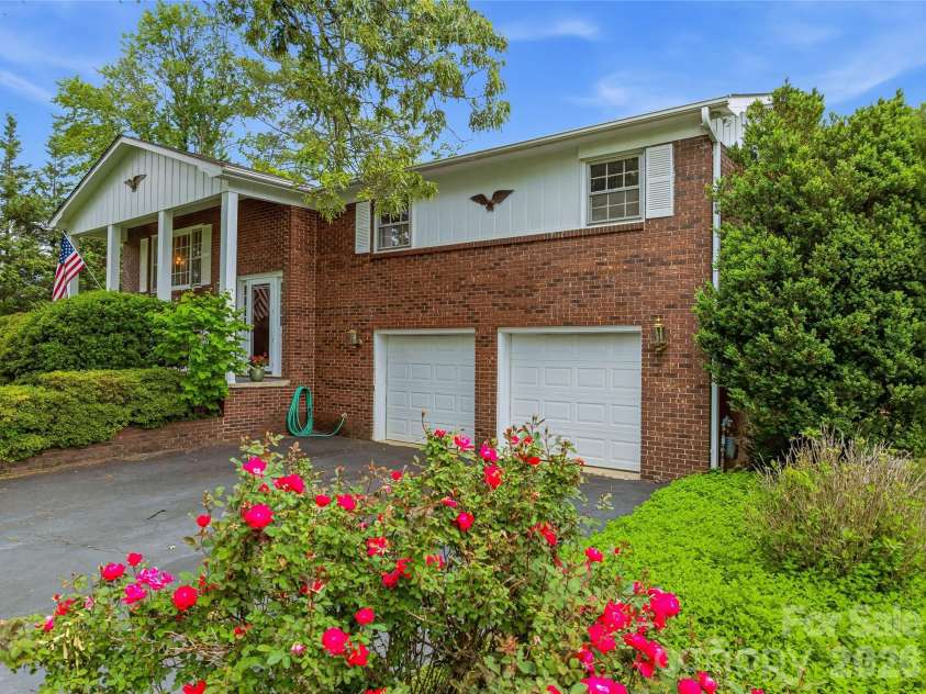208 Applecross Lane, Hendersonville, NC 28791.  MLS# CAR4381459, YatesRealty ID 22756. 