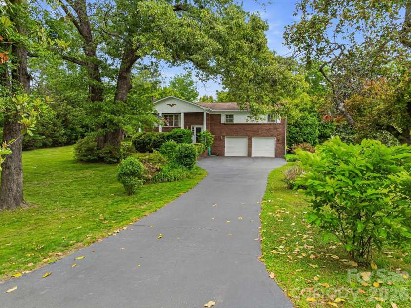 208 Applecross Lane, Hendersonville, NC 28791.  MLS# CAR4381459, YatesRealty ID 22756. 