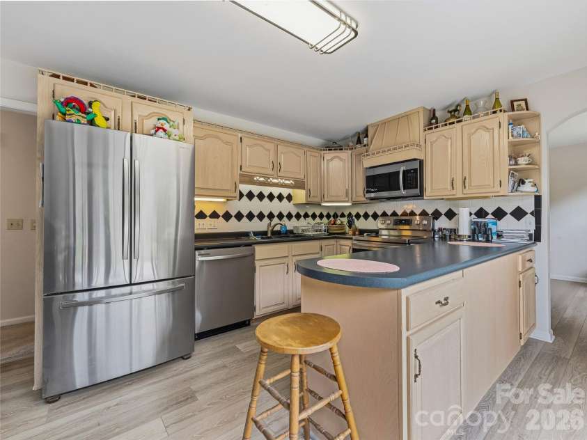 208 Applecross Lane, Hendersonville, NC 28791.  MLS# CAR4381459, YatesRealty ID 22756. 