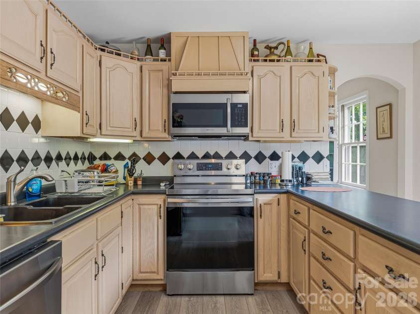 208 Applecross Lane, Hendersonville, NC 28791.  MLS# CAR4381459, YatesRealty ID 22756. 