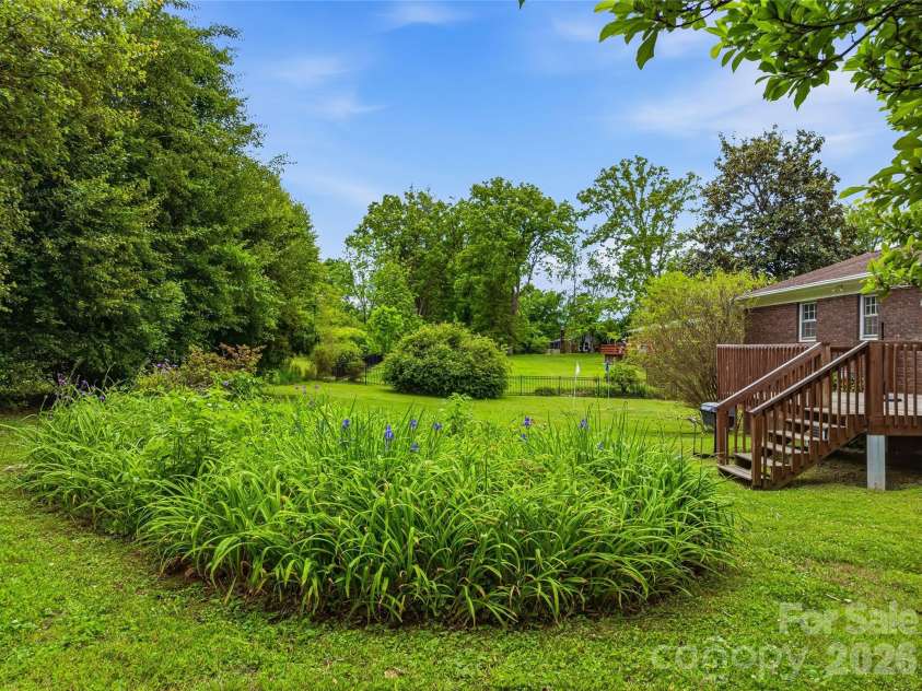 208 Applecross Lane, Hendersonville, NC 28791.  MLS# CAR4381459, YatesRealty ID 22756. 