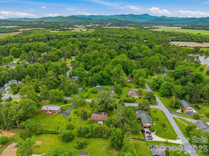208 Applecross Lane, Hendersonville, NC 28791.  MLS# CAR4381459, YatesRealty ID 22756. 
