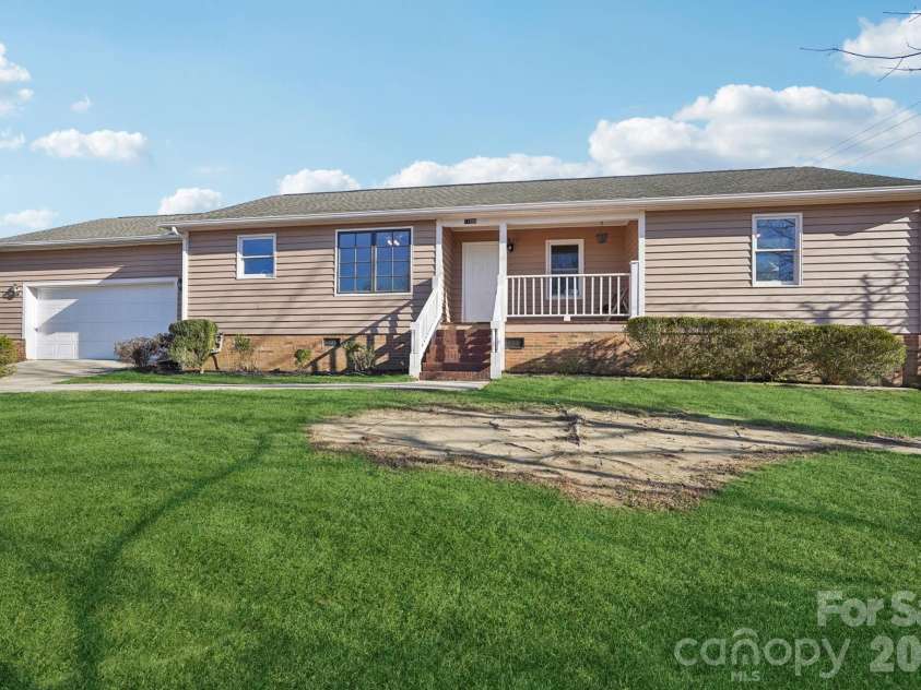 11000 Mallard Crossing Drive, Charlotte, NC 28262.  MLS# CAR4333999, YatesRealty ID 2276. 