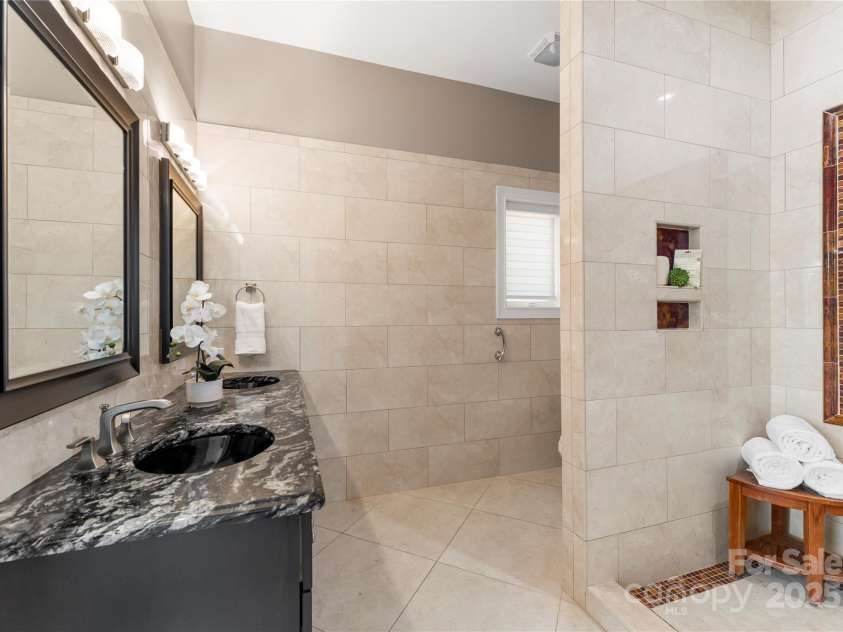 16455 Harbor View Road, Charlotte, NC 28278.  MLS# CAR4233006, YatesRealty ID 2276. Bathroom 2 vanity