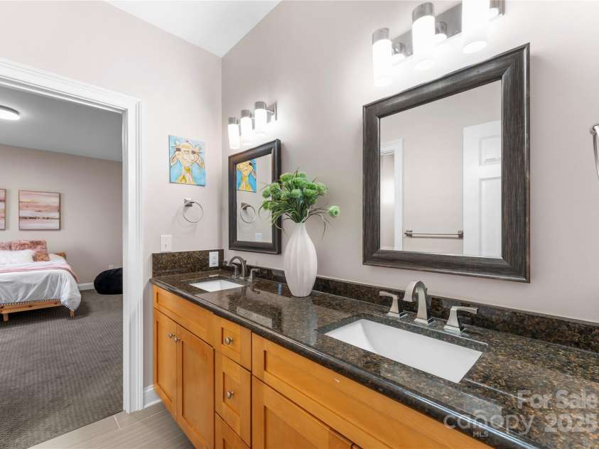 16455 Harbor View Road, Charlotte, NC 28278.  MLS# CAR4233006, YatesRealty ID 2276. Secondary bath