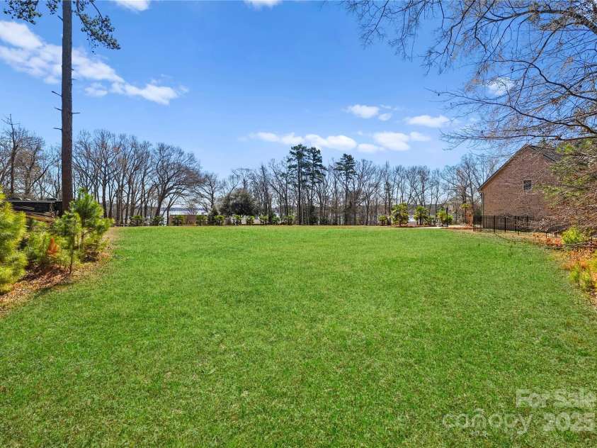 16455 Harbor View Road, Charlotte, NC 28278.  MLS# CAR4233006, YatesRealty ID 2276. Side yard