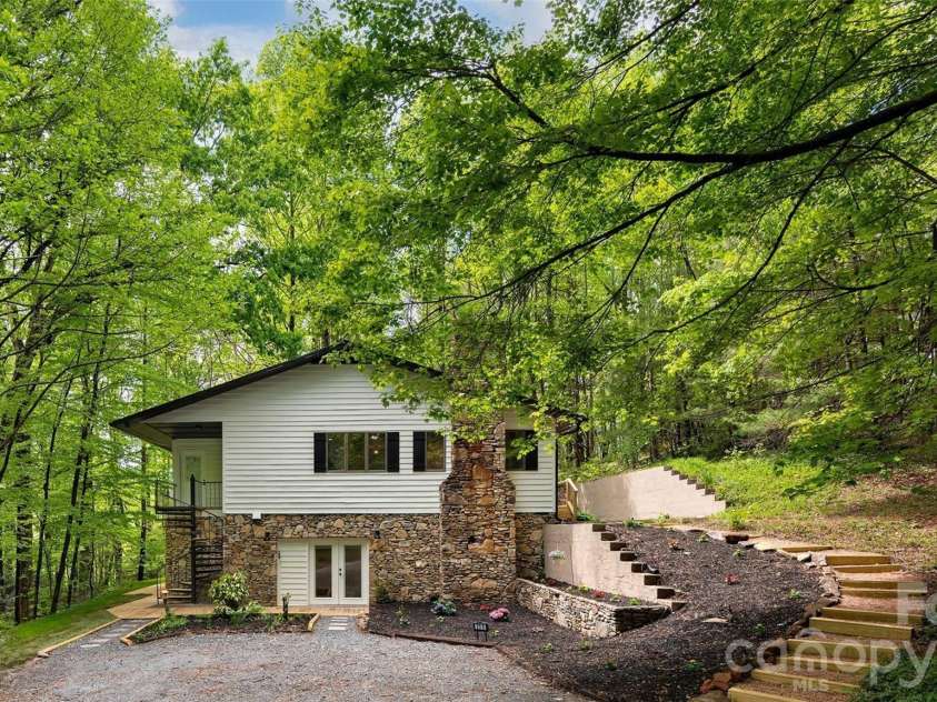 209 Ivy Hill Road, Hendersonville, NC 28792.  MLS# CAR4376204, YatesRealty ID 22760. 
