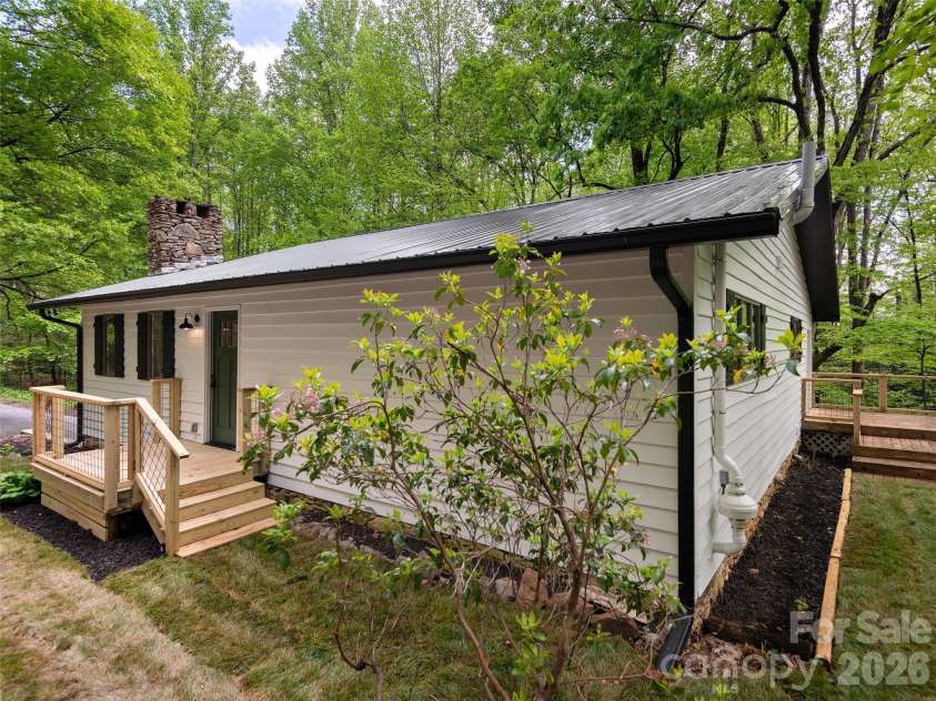 209 Ivy Hill Road, Hendersonville, NC 28792.  MLS# CAR4376204, YatesRealty ID 22760. Front on house