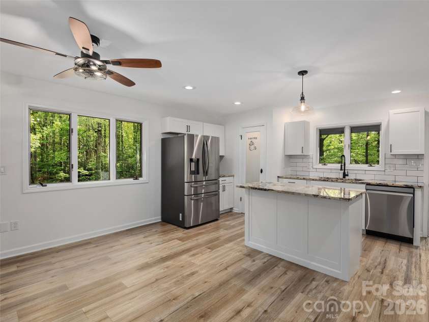 209 Ivy Hill Road, Hendersonville, NC 28792.  MLS# CAR4376204, YatesRealty ID 22760. Kitchen and dining area